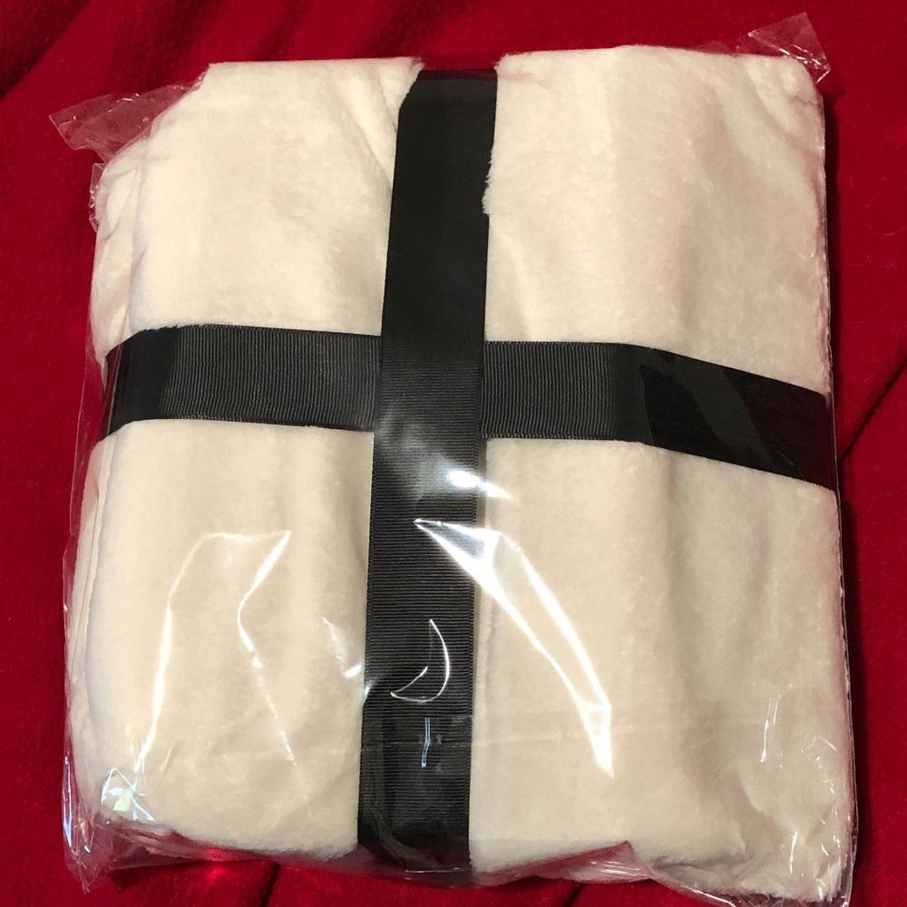 Unbranded Super Soft Plush Blanket Off White Cream Size 50" X 60" - Picture 2 of 4